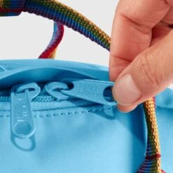 FJÄLLRÄVEN Kånken Rainbow Mini 25 FJÄLLRÄVEN Kånken Rainbow Mini -FJÄLLRÄVEN fjallraven kanken rainbow mini air blue rainbow pattern 5