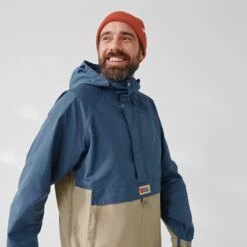 FJÄLLRÄVEN Men's Vardag Anorak -FJÄLLRÄVEN fjallraven men s vardag anorak uncle blue sand stone 3
